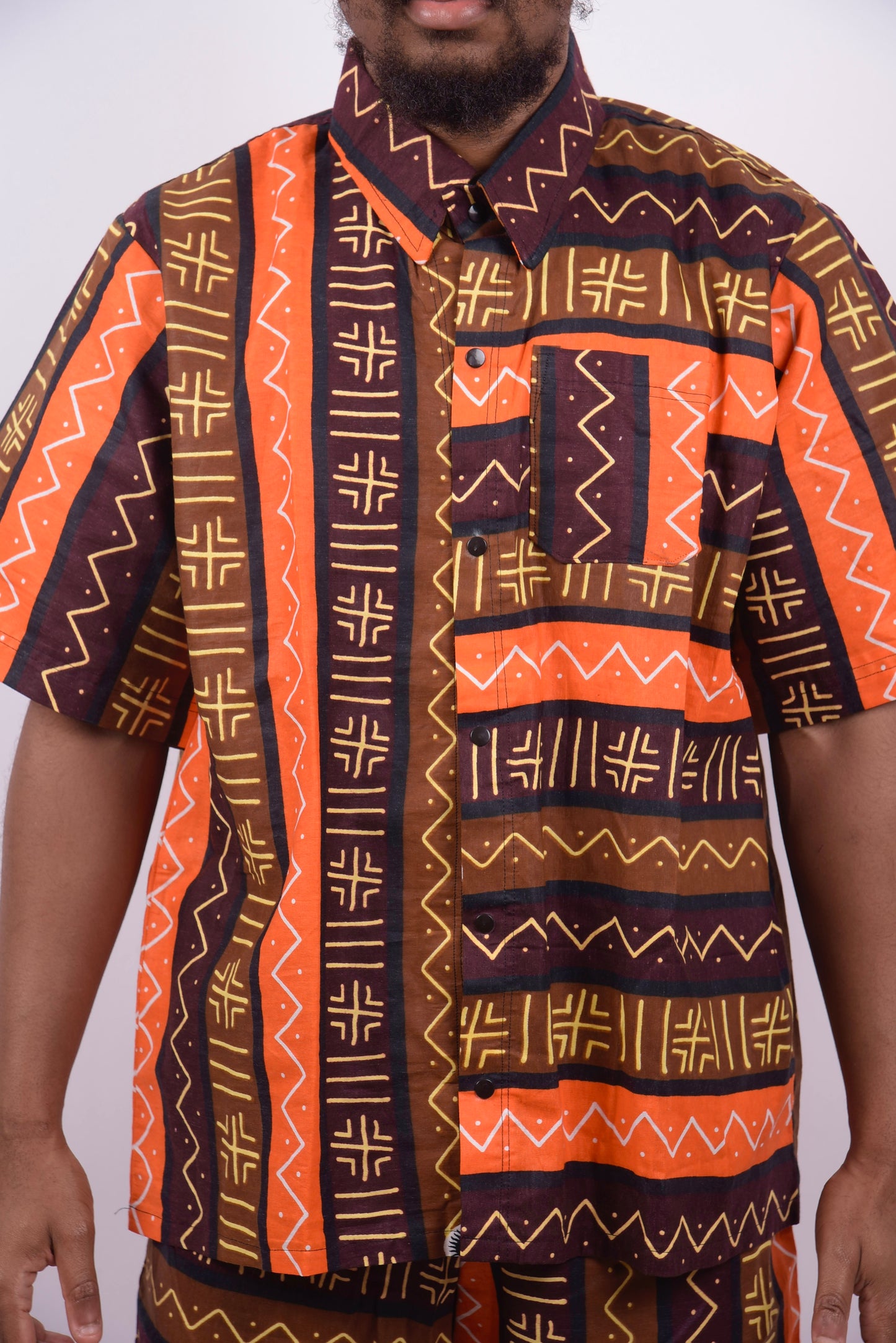 Chemise & bermuda en wax orange et marron avec motifs géométriques