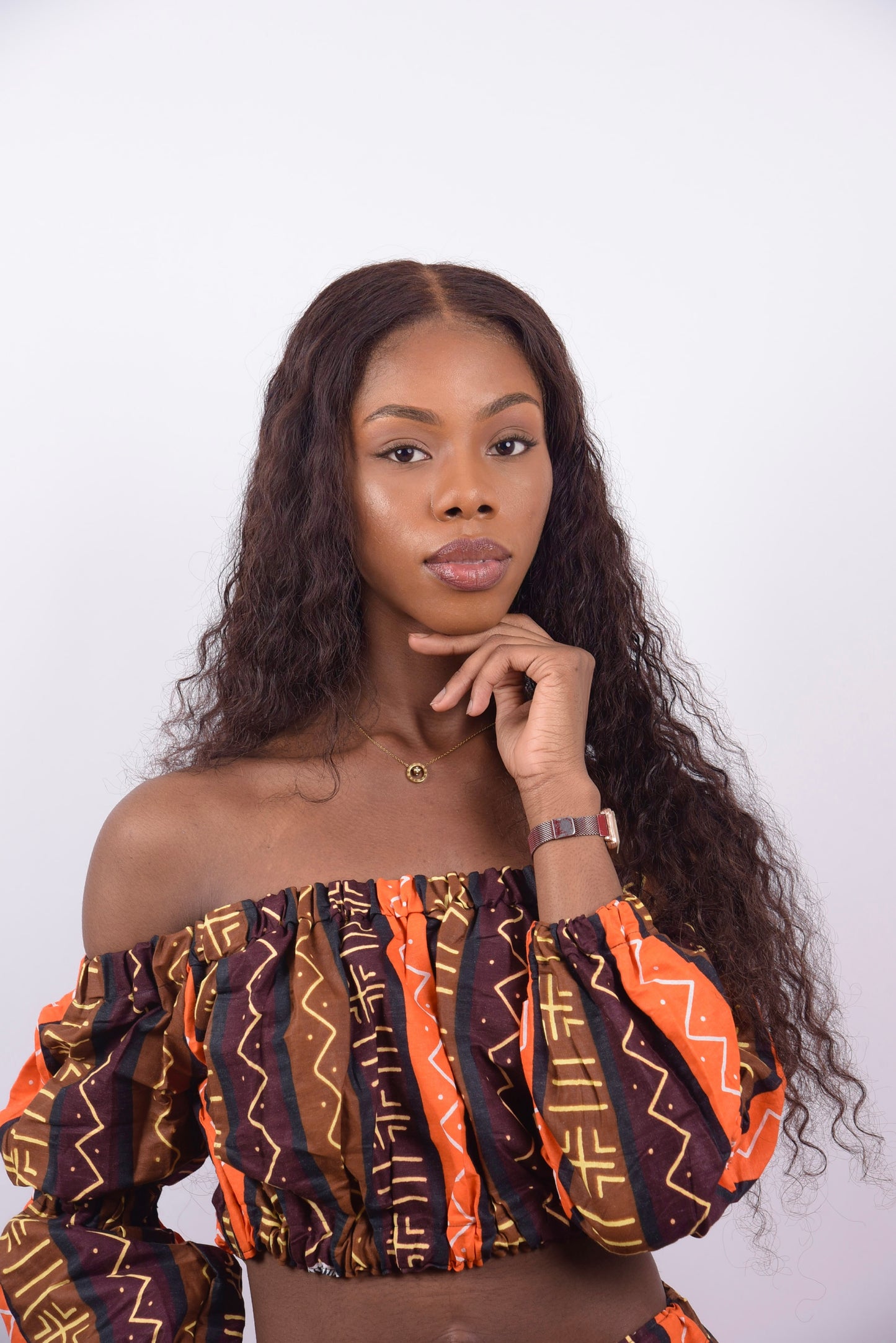 Crop & top manches courtes et jupe longue orange et marron avec motifs géométriques