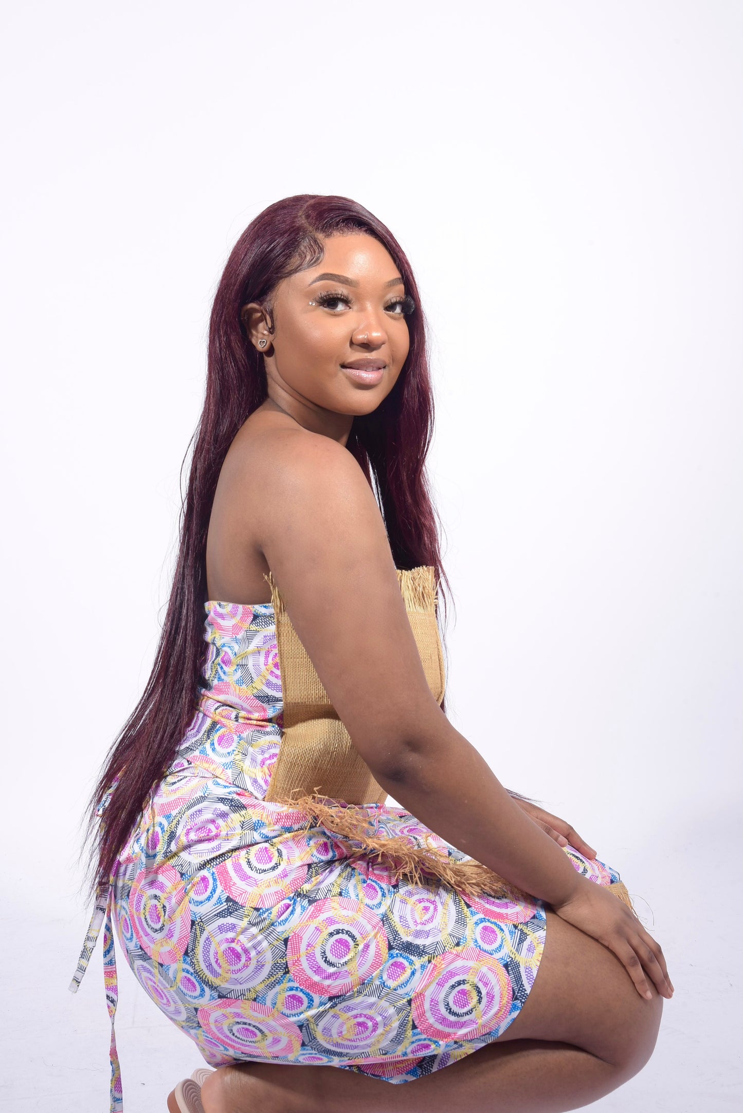 Bustier en raphia & jupe en wax à motifs cercles et franges en raphia