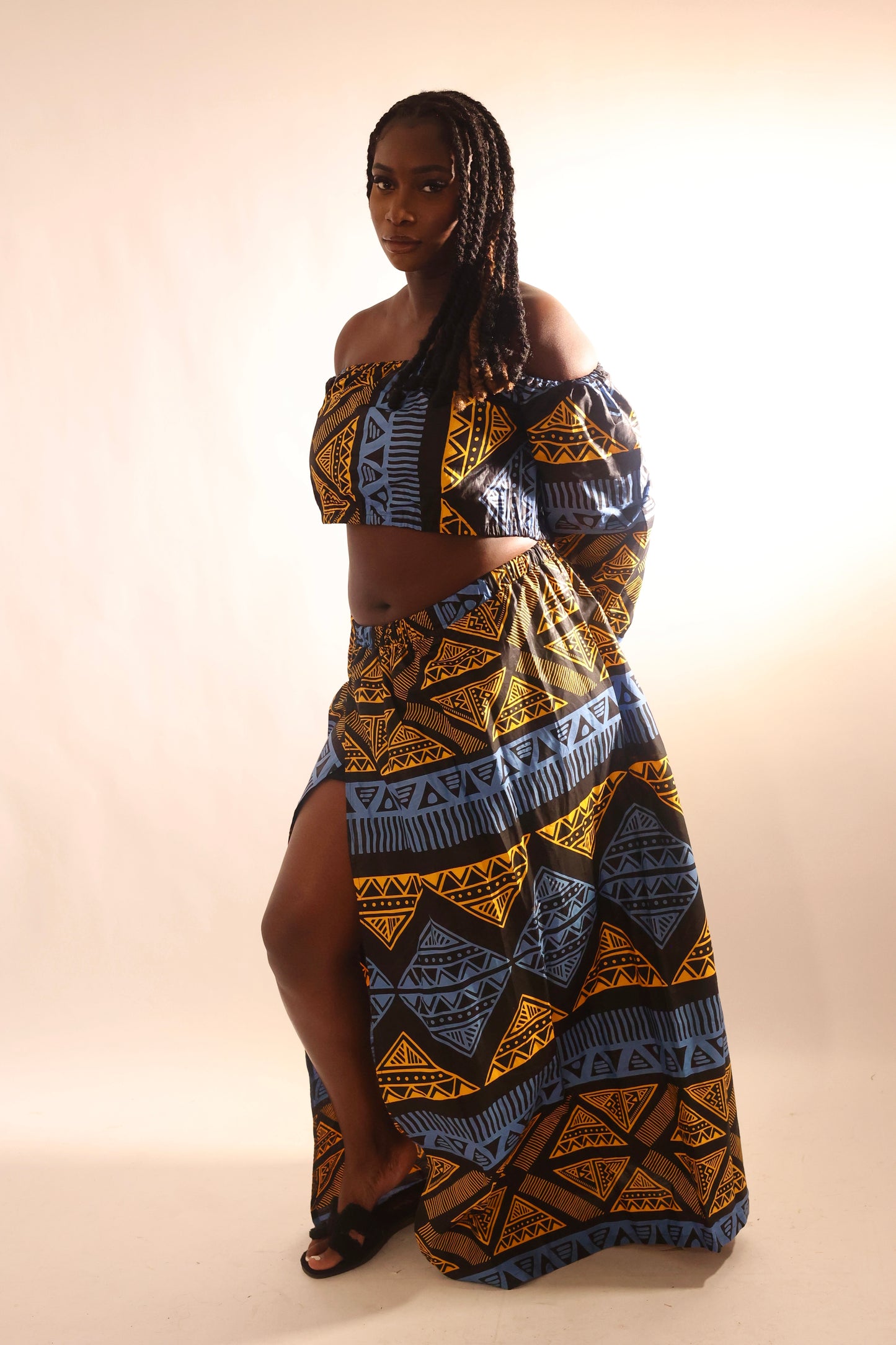 Crop top manches longues et jupe longue jaune et bleu avec motifs géométriques